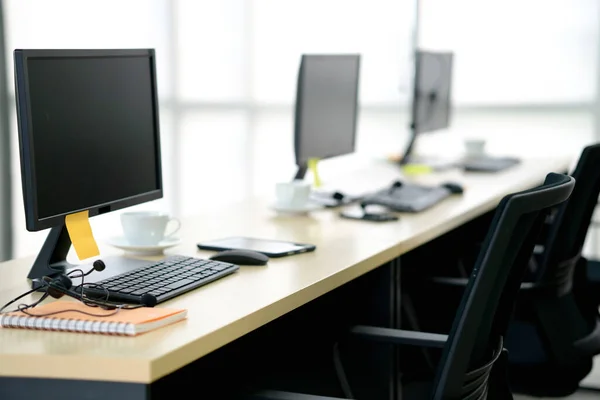 Vista Lateral Cadeiras Computadores Fone Ouvido Escritório Moderno Treinamento Cente — Fotografia de Stock