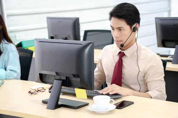 Vriendelijke Knappe Man Werkt Call Center Hoofdkantoor Als Telemarketing Customer — Stockfoto