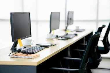 Modern bir ofis veya eğitim merkezinde sandalye ve kulaklıkların yan görünümü