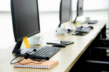 Modern bir ofis veya eğitim merkezinde sandalye ve kulaklıkların yan görünümü
