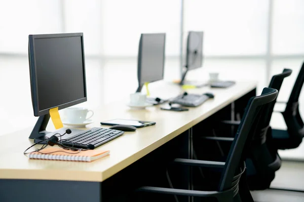 Vista Lateral Cadeiras Computadores Fone Ouvido Escritório Moderno Treinamento Cente — Fotografia de Stock