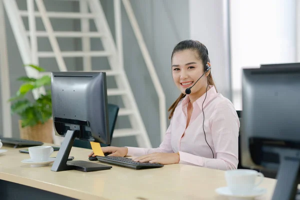 Przyjazny Uśmiechnięta Kobieta Operator Call Center Zestawu Słuchawkowego Pomocą Komputera — Zdjęcie stockowe