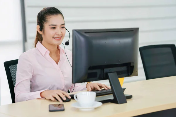 Azji Kobieta Pracuje Call Center Biuro — Zdjęcie stockowe