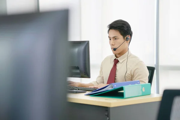 Call Center Personeel Spreken Met Het Hoofd Een Modern Kantoor — Stockfoto