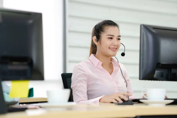 Aziatische Vrouw Werken Call Center Kantoor — Stockfoto