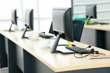 Modern bir ofis veya eğitim merkezinde sandalye ve kulaklıkların yan görünümü