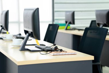 Modern bir ofis veya eğitim merkezinde sandalye ve kulaklıkların yan görüntüsü