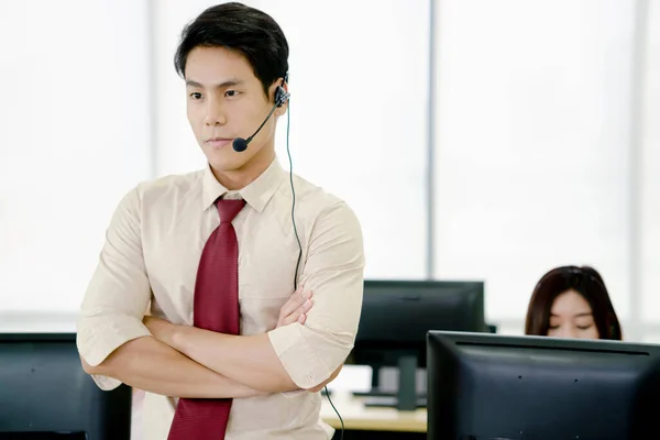 Asia Call Center Werknemers Zelfverzekerde Business Met Headset Customer Support — Stockfoto