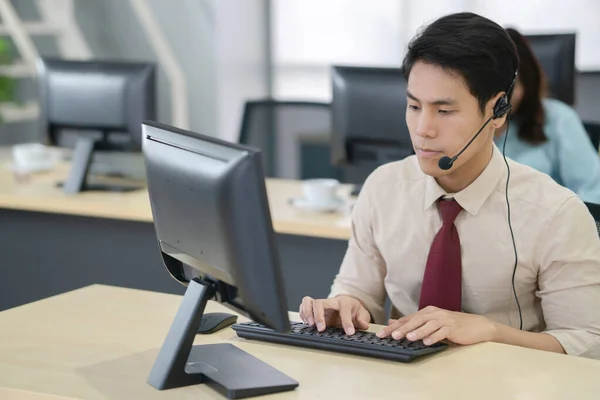 Lachende Vriendelijke Knappe Jonge Mannelijke Call Center Operator — Stockfoto