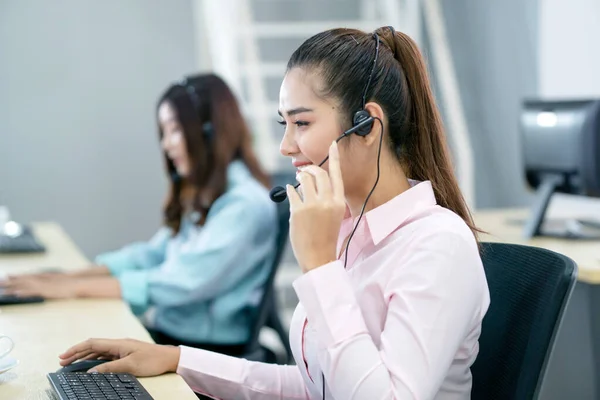 şirin işkadını onun bilgisayar önünde müşterileri ile konuşma