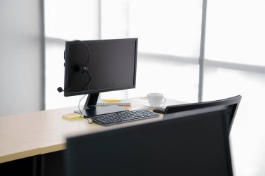 Bilgisayar monitöründe asılı kulaklık