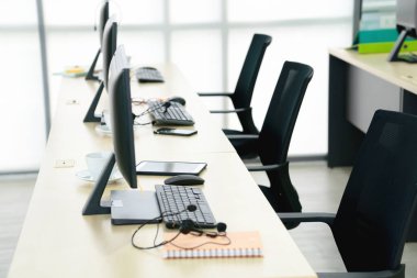 Modern bir ofis veya eğitim merkezinde sandalye ve kulaklıkların yan görünümü