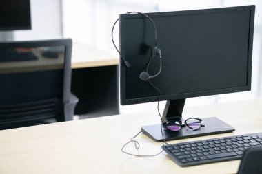 Bilgisayar monitöründe asılı kulaklık