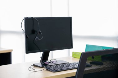 Bilgisayar monitöründe asılı kulaklık