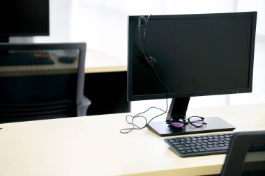 Bilgisayar monitöründe asılı kulaklık