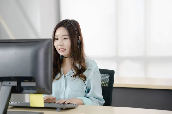 彼女のコンピューターの前にクライアントと話しているかわいい実業家 — ストック写真