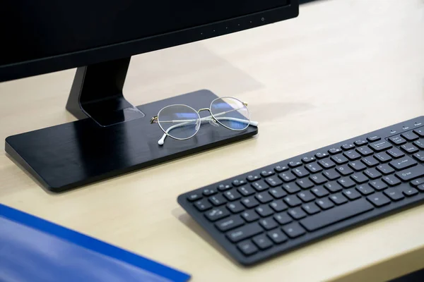 Óculos Teclado Computador — Fotografia de Stock