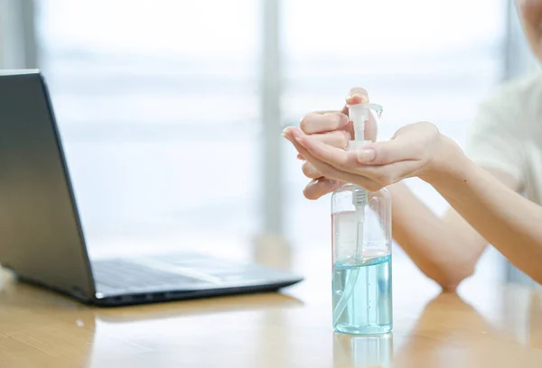 Seçici odaklı el, jel alkol kullan