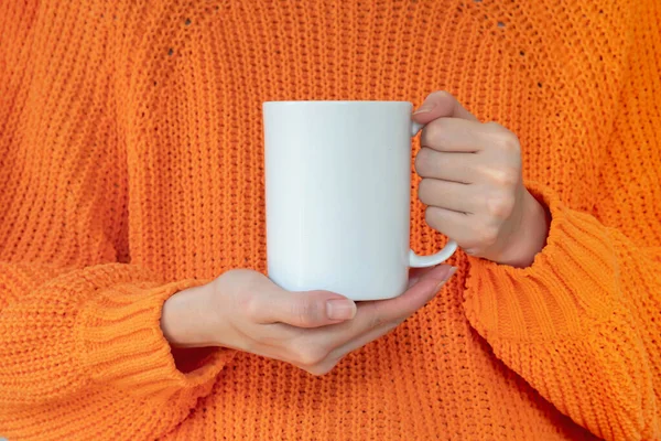 Mulher Camisola Quente Está Segurando Caneca Branca Nas Mãos — Fotografia de Stock