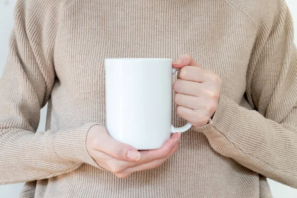 Mulher Camisola Quente Está Segurando Caneca Branca Nas Mãos — Fotografia de Stock