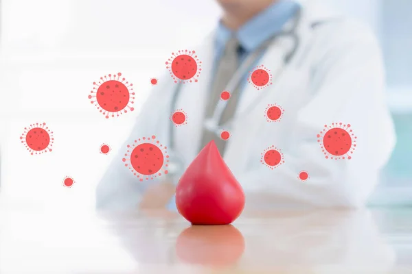 Orvos Kezek Kezében Egy Vörös Vér Elleni Vírussal — Stock Fotó