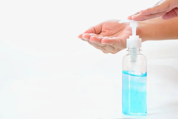 Bakteri ve virüsleri yok etmek için alkol jeliyle el yıkama