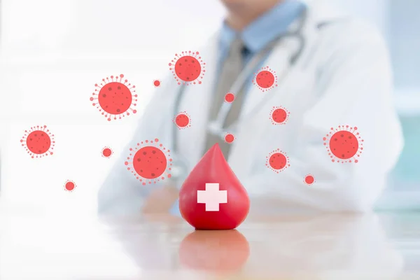 Orvos Kezek Kezében Egy Vörös Vér Elleni Vírussal — Stock Fotó