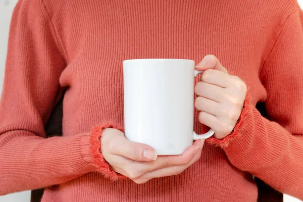 Mulher Camisola Quente Está Segurando Caneca Branca Nas Mãos — Fotografia de Stock