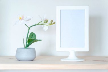 Çerçeve posteri ve ev bitkisi