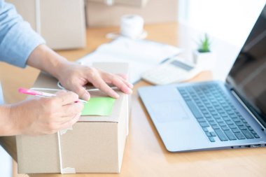 İş yerinde karton kutu paketleyen küçük bir işletme sahibi başlat.