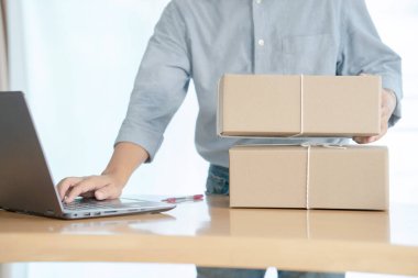 İş yerinde karton kutu paketleyen küçük bir işletme sahibi başlat.
