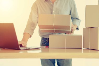 İş yerinde karton kutu paketleyen küçük bir işletme sahibi başlat.