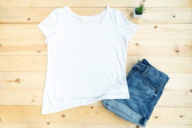 Tişört ahşap arka planda maket yapıyor.,