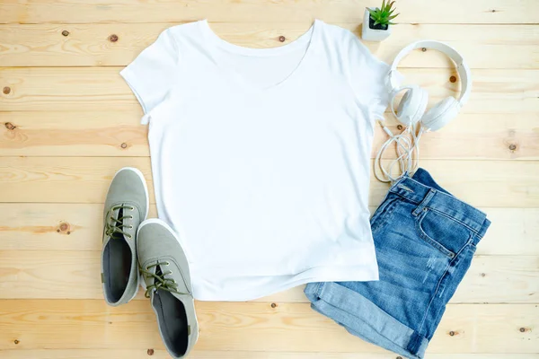 Tişört ahşap arka planda maket yapıyor.,