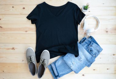 Tişört ahşap arka planda maket yapıyor.,