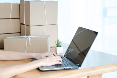 İnternette dizüstü bilgisayar satan Asyalı kadınlar küçük işletme sahipleri kurdular.