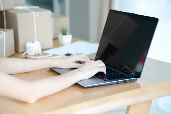 Azjatki Pracujące Laptop Komputer Sprzedaje Online Uruchomić Mały Właściciel Firmy — Zdjęcie stockowe