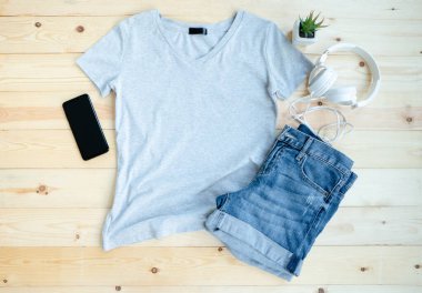 Tişört ahşap arka planda maket yapıyor.,