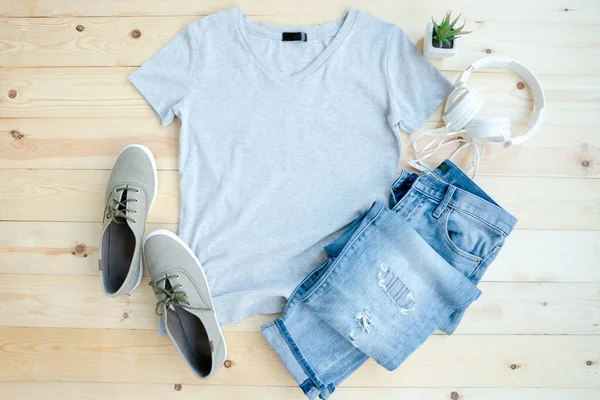 Tişört ahşap arka planda maket yapıyor.,