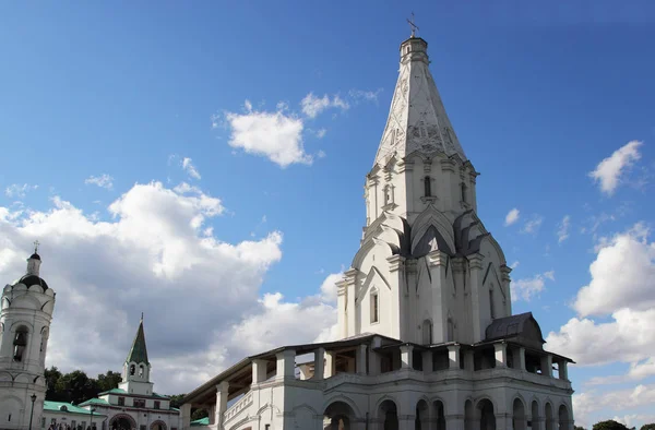 gökyüzü arka plan üzerinde Kilise