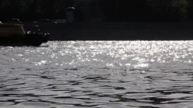 Güneşli Nehri gemi yelken