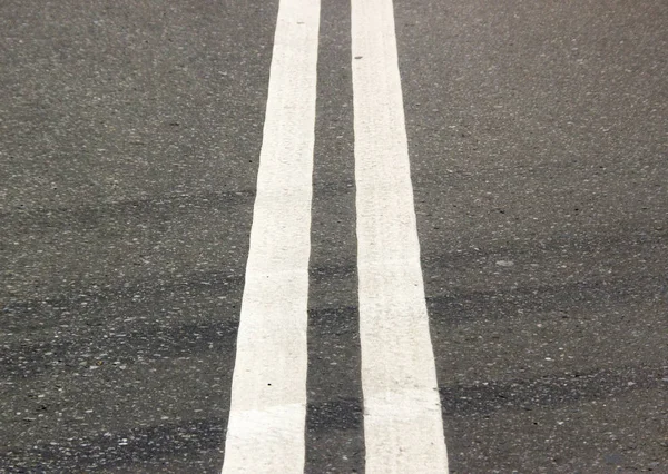 Duas linhas brancas — Fotografia de Stock
