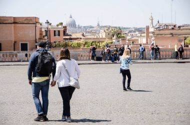 Roma, İtalya. Nisan 2017. Sevgi ile Roma'dan. İki sevgili el ele yürüyüş Quirinale Meydanı'nda