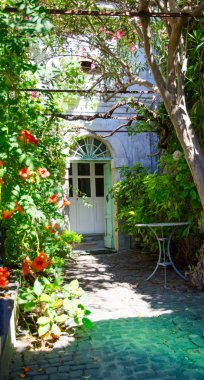 Küçük ve romantik giriş.