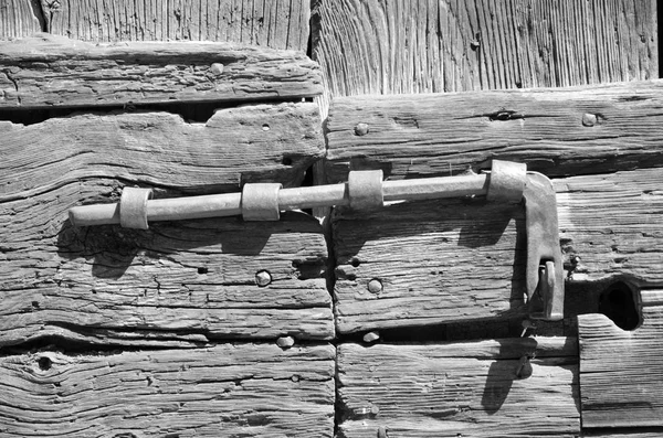 Puerta Madera Con Cerrojo Viejo Foto Blanco Negro — Foto de Stock