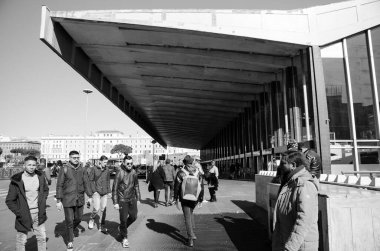Roma, İtalya. 23 Şubat 2020. Tren istasyonunun dışındaki insanlar. Giden insanlar, gelen insanlar.