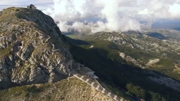 Luchtfoto van de berg Lovcen en mausoleum van Njegos — Stockvideo