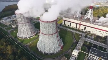 Enerji santrali üzerinde havadan görünümü soğutma kuleleri