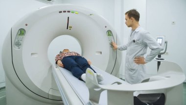 Erkek doktor exminating kadın MRI makine üzerinde