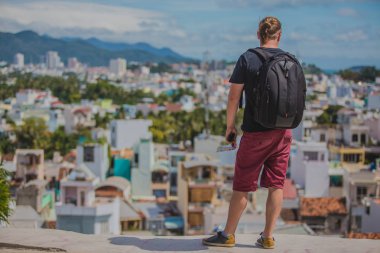 Turistik şehir panoraması üzerinde izlerken
